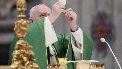 Папа Франциск совершает Святую Мессу
