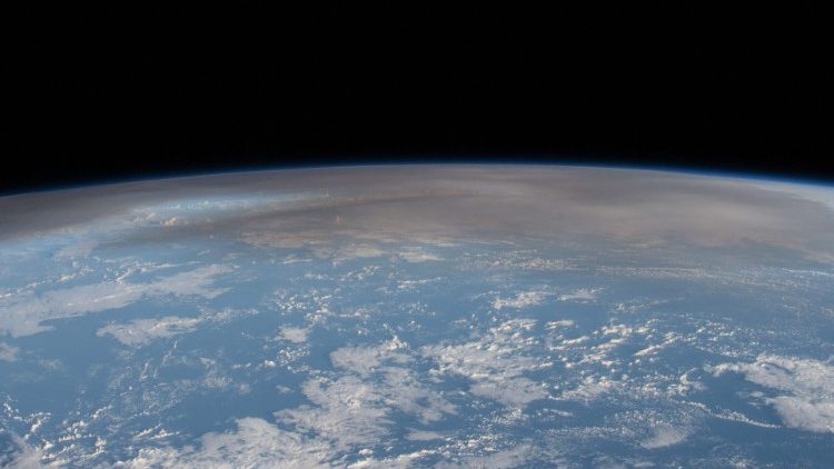 Vue sur Terre de la Nasa, après l'éruption du volcan vers les Îles Tonga, le 16 janvier 2022.
