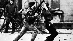 Uno dei momenti di violenza durante gli scontri del Bloody Sunday (foto Afp)