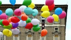 Los jóvenes de la Acción Católica soltaron globos al cielo al concluir la Caravana de la Paz.
