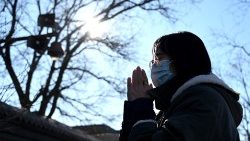 Eine Chinesin im Gebet