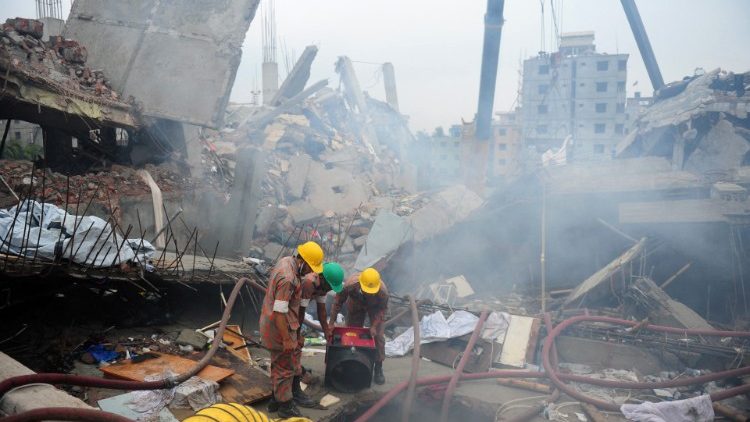 Horas después del colapso del edificio Rana Plaza
