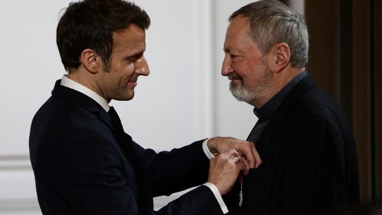 Emmanuel Macron remet la Légion d'honneur à Mgr Pascal Gollnisch, le 1er février 2022 à l'Élysée