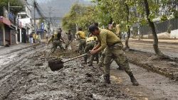 Equador, socorristas removem a lama que atingiu algumas áreas da capital Quito