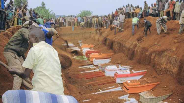 Pohřeb 62 obětí masakru v táboře vysídlenců, Ituri, pátek 4. února 2022