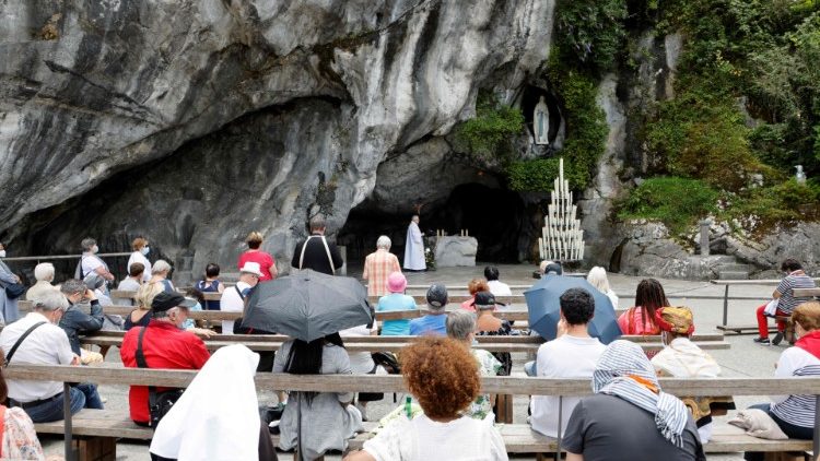 Prière devant la grotte de Massabielle, le 16 juillet 2021