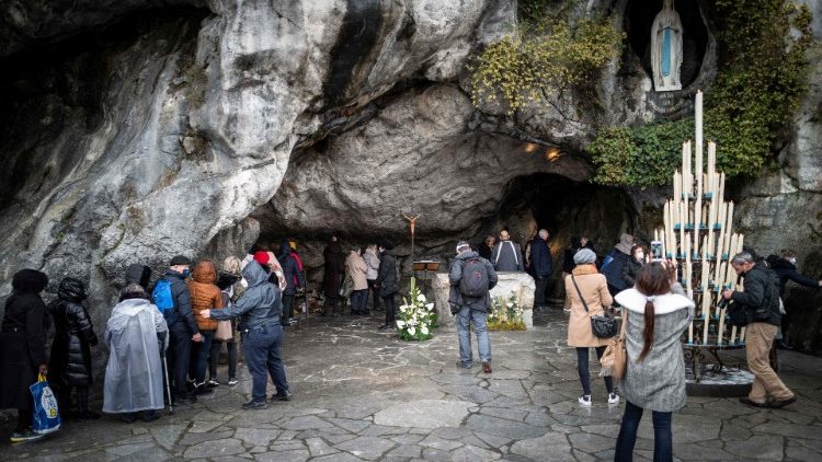 Prière à la grotte de Massabielle, le 11 février 2022 - Photo Lionel Bonaventure/AFP
