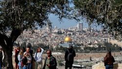 Do Monte das Oliveiras, a vista para a Cidade Velha de Jerusalém e a Cúpula da Rocha no complexo da mesquita de al-Aqsa (Foto de AHMAD GHARABLI)