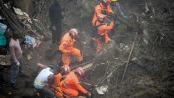Los equipos de rescate buscan víctimas tras un gigantesco corrimiento de tierras en Petrópolis, Brasil, el 19 de febrero de 2022. 
