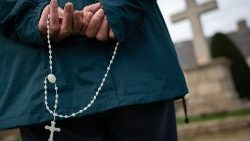 Un chrétien tenant priant le chapelet dans le cimetière de La Baule-Escoublac, en France, le 23 février 2022.