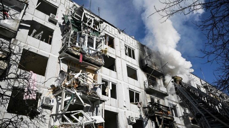 Un bâtiment touché par les bombardement à Chuguiv, en Ukraine