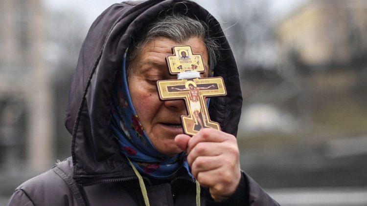 Bønn på Uavhengighetens plass i Kyiv på krigens første dag, 24. februar 2022