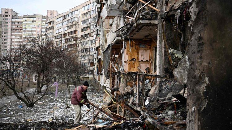 Habitantes de Kiev en los edificios destruidos por los bombardeos