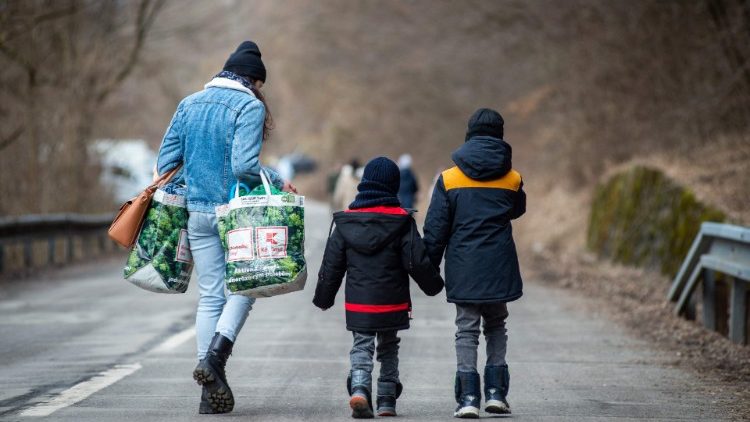 Uma mulher fugindo para a Eslováquia com seus filhos