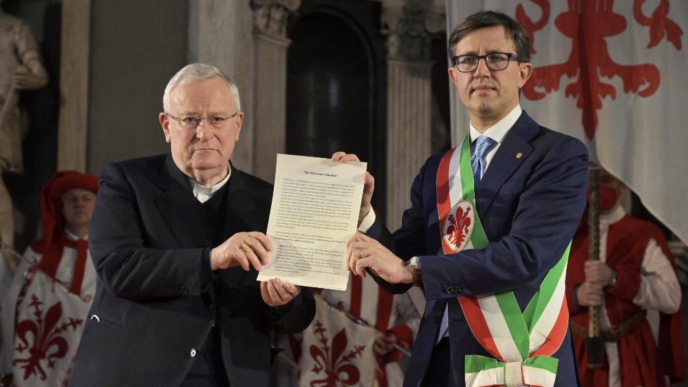 Kardinál Gualtiero Bassetti a primátor Florencie Dario Nardella predstavujú podpísaný text Florentskej charty