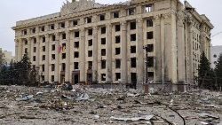 Palacio de Gobierno de Kharkiv golpeado en el bombardeo.