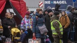 우크라이나를 탈출하려는 사람들이 폴란드 국경을 넘기 위해 대기하고 있다.