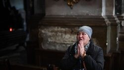 Mulher ucraniana em oração em uma Igreja de Lviv