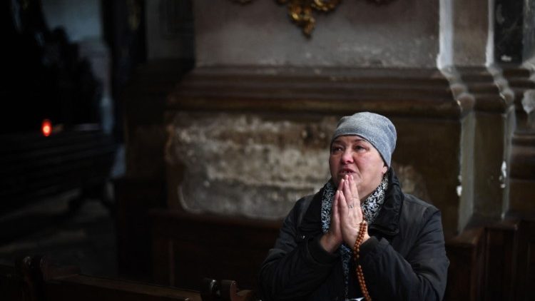 Böner i en kyrka i Lviv Ukraina