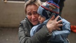 Ucraniana abraça seu filho na estação de trem em Lviv. (Photo by Daniel Leal/AFP)