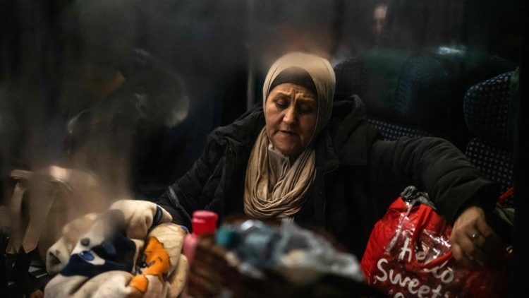 Una mujer ucraniana encuentra refugio en Rumanía.