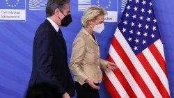 EU Commission President Ursula von der Leyen (R) and US Secretary of State Antony Blinken