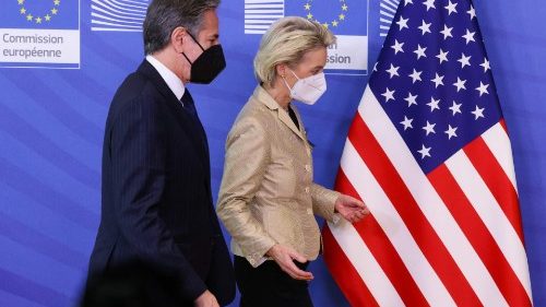EU Commission President Ursula von der Leyen (R) and US Secretary of State Antony Blinken