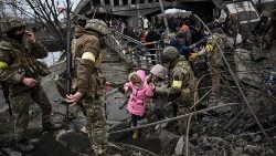 Gli abitanti della città ucraina di Irpin fuggono dopo i bombardamenti russi