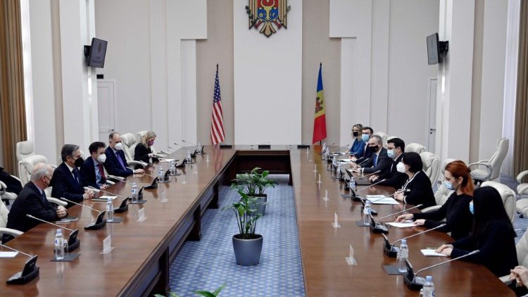 अमेरिकी विदेश मंत्री ब्लिंकेन के साथ मोल्दोवा में चर्चा की मेज