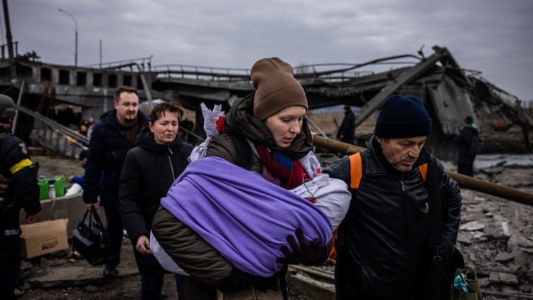 ウクライナ首都キエフ北西イルピンで避難する家族　2022年3月7日