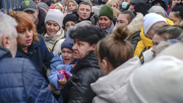 Personas huyendo de la guerra en Ucrania