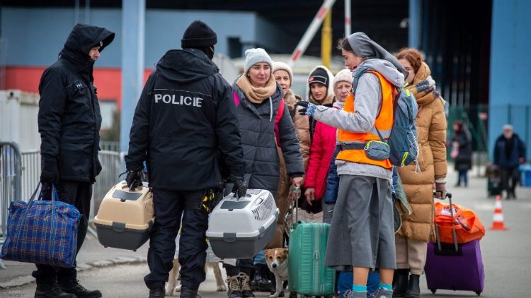 Policiers et bénévole avec des réfugiés en provenance d'Ukraine à Vysne Nemecke, à l'est de la Slovaquie, le 9 mars 2022