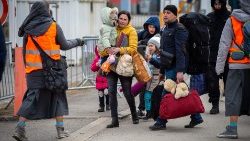 Ukraine-Flüchtlinge kommen im März am slowakischen Grenzübergang Vysne Nemecke an