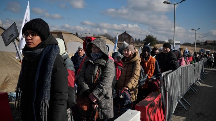 Ukrainische Frauen überqueren die Grenze zu Polen