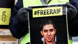 El activista saudí Raid Badawi, liberado la víspera de las 81 ejecuciones en Arabia Saudí.