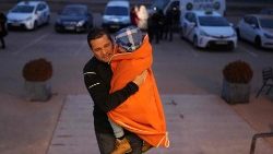 Taxifahrer mit einem aus der Ukraine geflohenen Kind am Mittwoch im spanischen Burgos