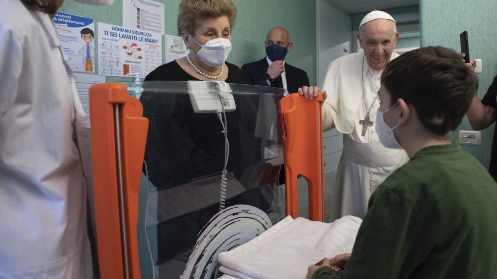 Le Pape François en visite à l'hôpital pédiatrique "Bambino Gesù" à Rome, le 19 mars 2022 - ici avec sa présidente, Mariella Enoc
