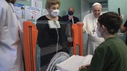 Papa Francisco e Mariella Enoc visitam uma criança internada no Bambino Gesù 