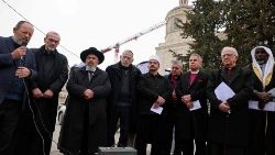 Le rassemblement de chefs religieux place de Moscou, à Jérusalem en Terre Sainte, le 21 mars 2022. (Menahem Kahana/AFP)