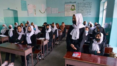 Afghanistan, scuole chiuse alle donne. I talebani negano il diritto allo studio
