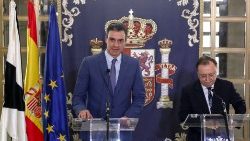 Le Premier ministre espagnol, Pedro Sanchez, et le maire de l'enclave espagnole de Ceuta, Juan Jesus Vivas, à Ceuta, le 23 mars 2022. 