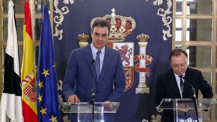 Le Premier ministre espagnol, Pedro Sanchez, et le maire de l'enclave espagnole de Ceuta, Juan Jesus Vivas, à Ceuta, le 23 mars 2022. 