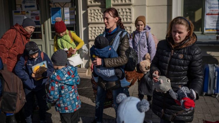 पोलैंड सीमा पर यूक्रेनी महिलएँ और बच्चे
