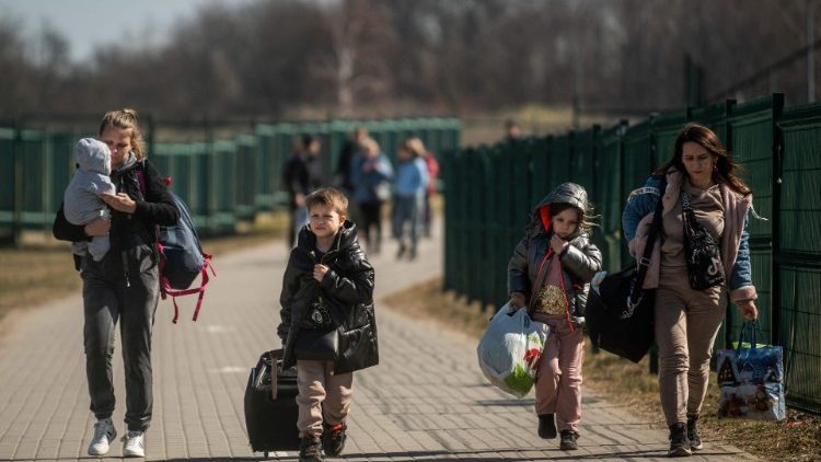 Famiglie in fuga dall'Ucraina (marzo 2022, Afp)