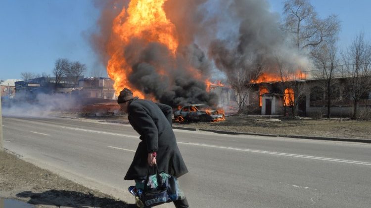 Un homme âgé passe à proximité d'une station essence visée par un bombardement, à Kharkiv, le 25 mars.