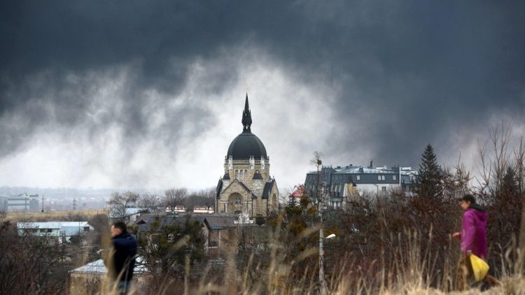 Một nhà thờ ở thành phố Lviv, Ucraina, dưới vòm khói của bom đạn