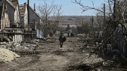 Soldados caminando por Ucrania. 
