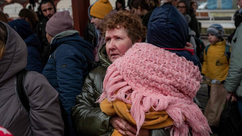 Uma avó com sua neta no confim entre Ucrânia e Polônia