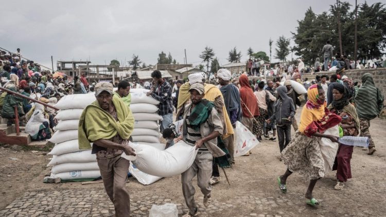 Distribution de nourriture par le PAM pour les personnes déplacées à Debark, à 90 kilomètres de la ville de Gondar, en Éthiopie, le 15 septembre 2021. 