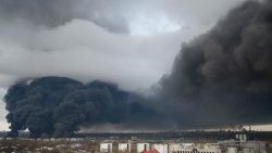 Fumo si innalza dopo l'attacco russo su Odessa
